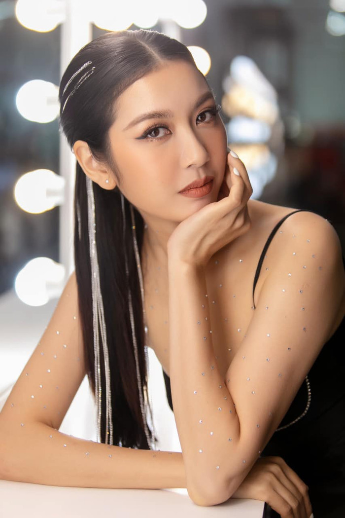 Bên cạnh những hoạt động nghệ thuật, hình ảnh mỗi khi xuất hiện của cô đều khiến dân tình phải trầm trồ không ngớt lời vì quá xinh đẹp.