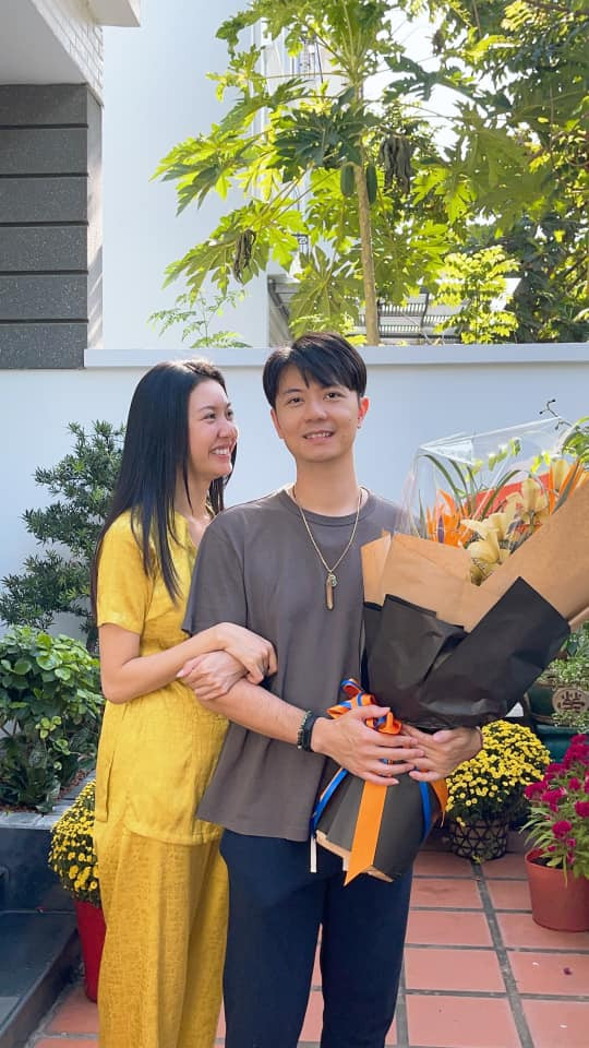 Đặc biệt ở góc nghiêng có thể thấy rõ gương mặt của nàng Hậu sưng húp.