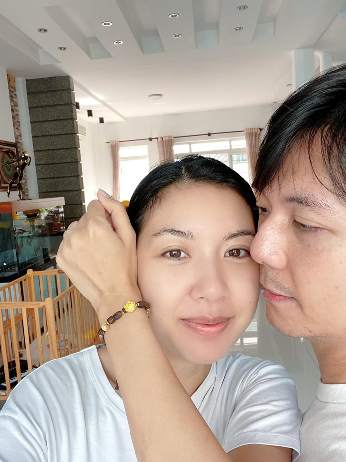 Trước đó, Thúy Vân cũng từng để lộ khoảnh khắc mặt mộc khi selfie bên ông xã.