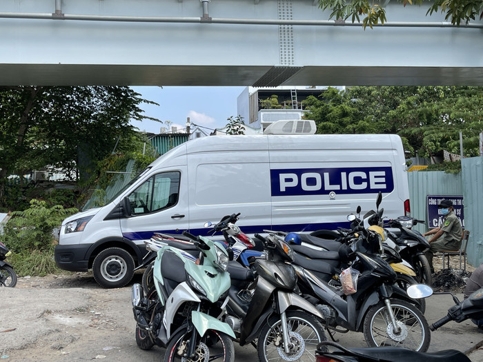 Xe nghiệp vụ của Cơ quan chức năng được điều đến hiện trường. Ảnh: Báo Thanh Niên