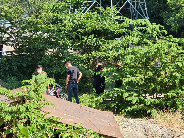 Các cán bộ điều tra tiến hành khám nghiệm hiện trường, thu thập những thông tin quan trọng