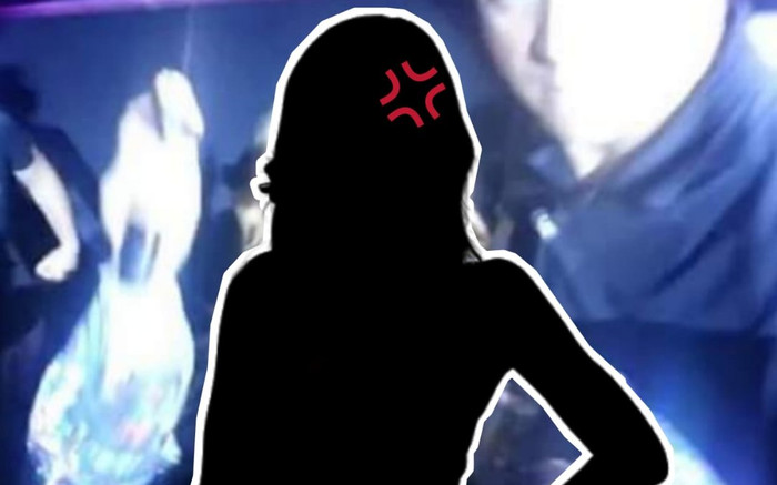 Nữ ca sĩ nổi tiếng nhưng 'yang hồ': Cầm micro đập thẳng vào đầu khán giả lại còn biểu cảm đầy hả hê Ảnh 2