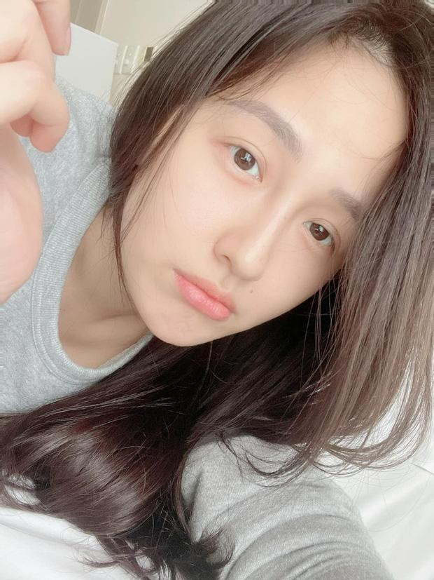 Thế nhưng, lần khoe mặt mộc gần đây với Mai Phương Thúy mà nói lại như một 'phép màu'. Cô nàng trông tươi tắn, rạng rỡ, các dấu hiệu của lão hoá đã biến mất hoàn toàn. 