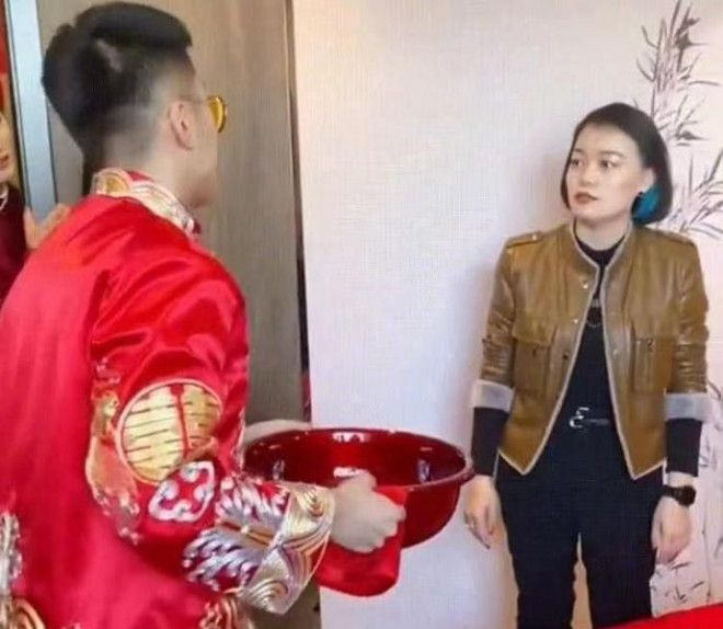 Chú rể ban đầu nhịn nhục chấp nhận thử thách quái đản của chị cô dâu.