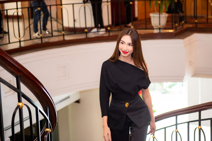 Thùy Tiên diện set đồ quyền lực ra dáng 'nữ chủ tịch': Nhan sắc tầm cỡ không ngán 1 layout nào Ảnh 8