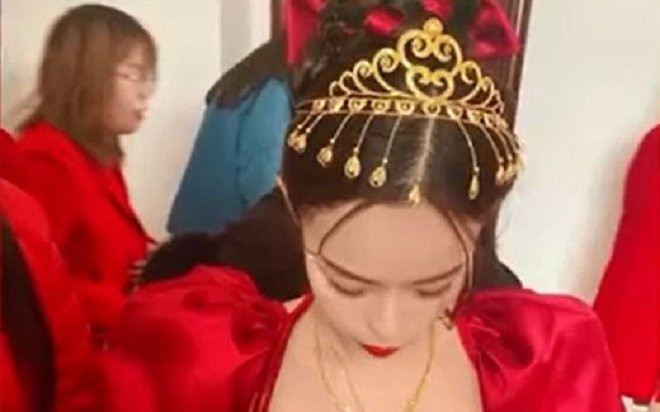 Cô gái lên xe hoa sau 20 ngày yêu, bộ trang sức cô đeo trong ngày cưới gây chú ý Ảnh 2