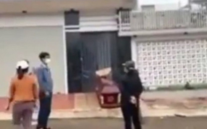 Mang quan tài, mở nhạc đám ma ở trước nhà chủ hụi để đòi nợ Ảnh 2