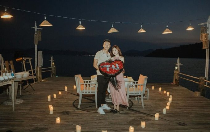 Trung vệ của tuyển Việt Nam cầu hôn bạn gái đúng ngày lễ tình yêu, hẹn ngày về chung 1 nhà Ảnh 2