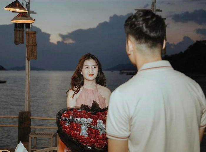 Trung vệ CLB Hà Nội hiện có mối tình ngọt ngào bên bạn gái Ngô Tố Uyên (sinh năm 2000, quê Tuyên Quang).