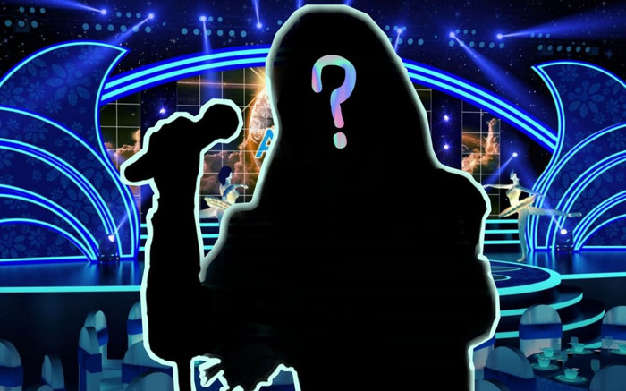 Có 1 nữ ca sĩ thích chơi trội: Đang hát thì hôn môi fan nữ, còn ném cả rổ bao cao su cho khán giả Ảnh 2