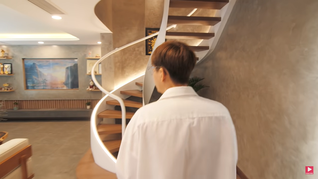 Toàn bộ máy móc, đồ gia dụng trong nhà Ngô Kiến Huy đều là đồ hiện đại.