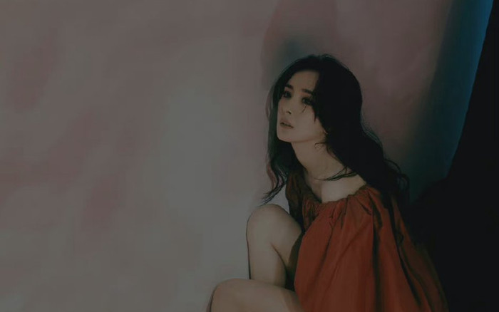 Dương Mịch diện váy ngắn cũn cỡn lên bìa tạp chí, khoe đôi chân dài miên man Ảnh 2