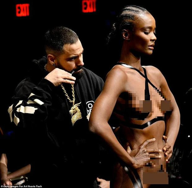 NTK tận tay chỉnh sửa 'trang phục' trên sàn diễn. 