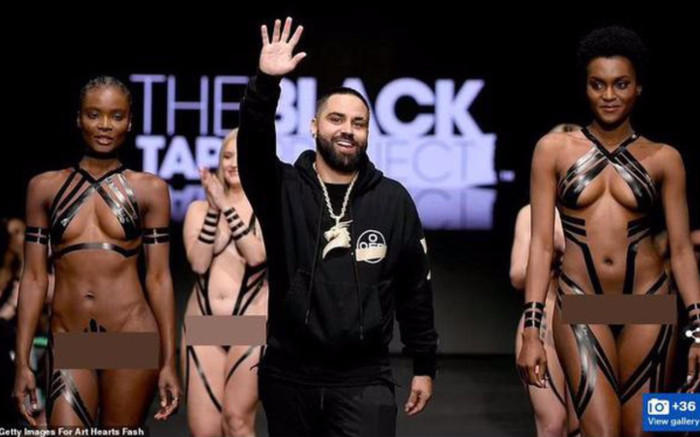 Show diễn để người mẫu diện nội y từ băng dính, dán chằng chịt ở 'vùng tam giác' Ảnh 2