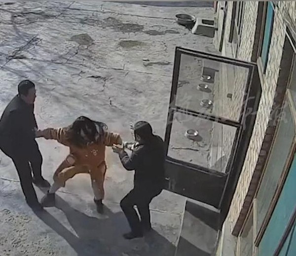 Bố mẹ của cô gái phản đối mối hôn sự này, tới nhà chàng trai kéo con về. 