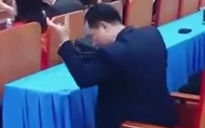 Clip: Học trò đi thi nhưng dân tình chỉ chú ý phần 'nhắc bài' lộ liễu của thầy giáo Ảnh 2