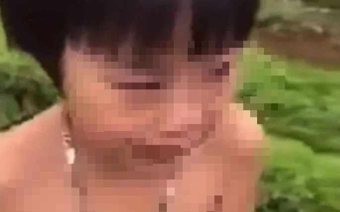 Bé gái bị đánh, phạt cởi trần giữa thời tiết lạnh, thái độ của người mẹ khiến dư luận xôn xao Ảnh 2