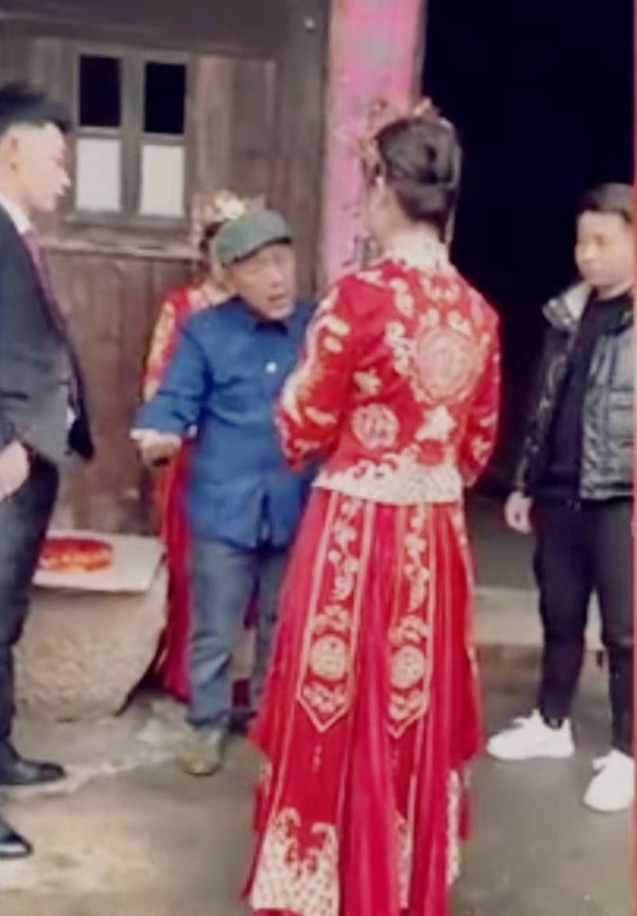 Cô gái tới ngăn cản đám cưới của bạn trai cũ. 