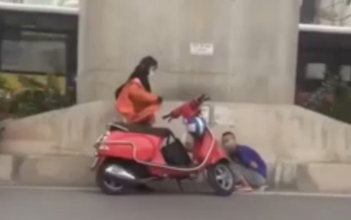 Người phụ nữ bỗng cởi áo giữa phố lạnh rồi làm một việc khiến ai cũng phải ngoái nhìn Ảnh 2