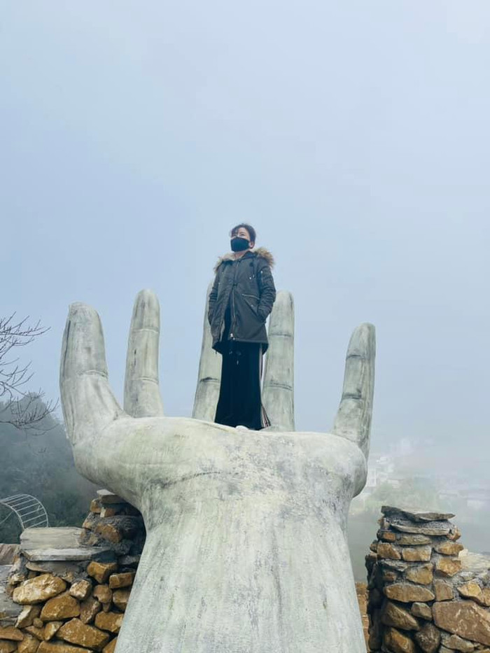 Bà Choi Sang A chụp ảnh kỷ niệm chuyến du lịch Sa Pa.