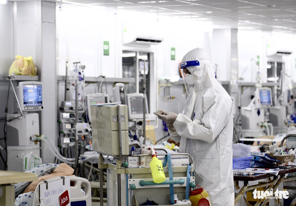 Nhân viên y tế chăm sóc bệnh nhân COVID-19 tại một trung tâm hồi sức ở TP.HCM hôm 1-2-2022 - Ảnh: TỰ TRUNG