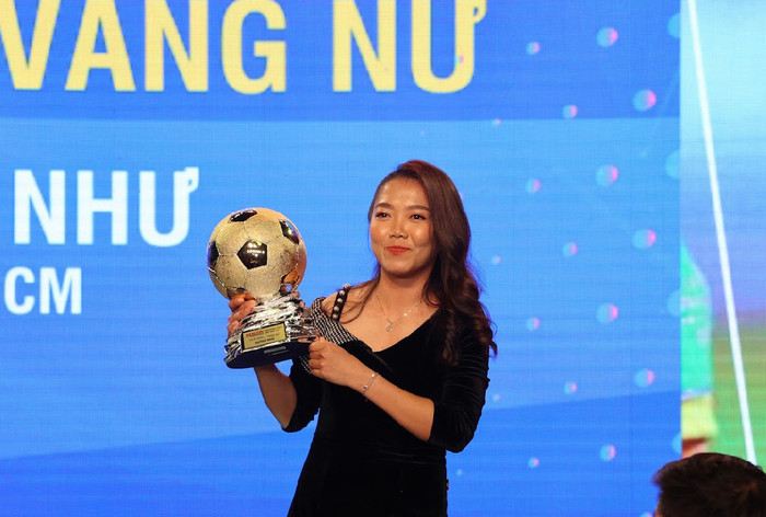 HLV Kim Chi bày tỏ niềm hạnh phúc khi Huỳnh Như có lần thứ tư giành QBV nữ Việt Nam. Ảnh: Dũng Phương