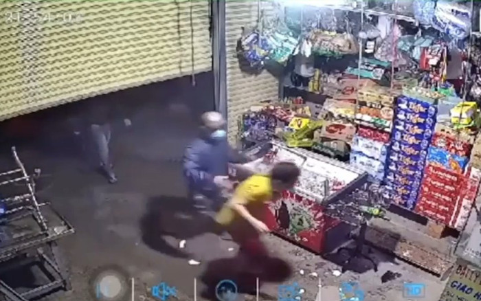 Clip: Nhóm thanh niên cầm gậy bóng chày hùng hổ xông vào đập phá, hành hung nữ chủ tiệm tạp hóa Ảnh 2