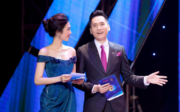 MC Ngọc Anh gây ấn tượng tại lễ trao giải Quả bóng vàng Việt Nam 2021 Ảnh 2