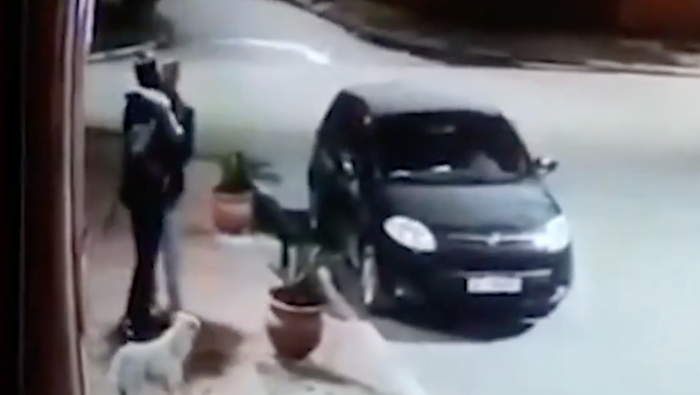 Đang đe doạ thì nhận ra người quen, tên cướp bỗng chạy đến ôm thắm thiết.