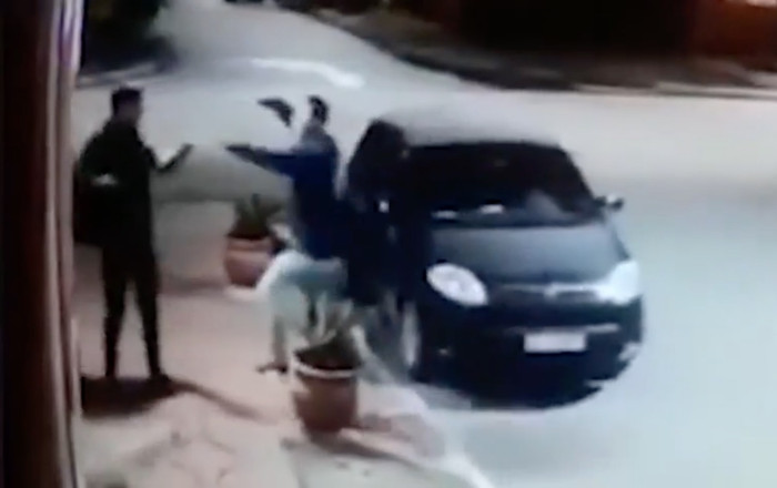 Thanh niên đi cướp nhưng nhận ra nạn nhân là bạn và cái kết không nhịn được cười Ảnh 2