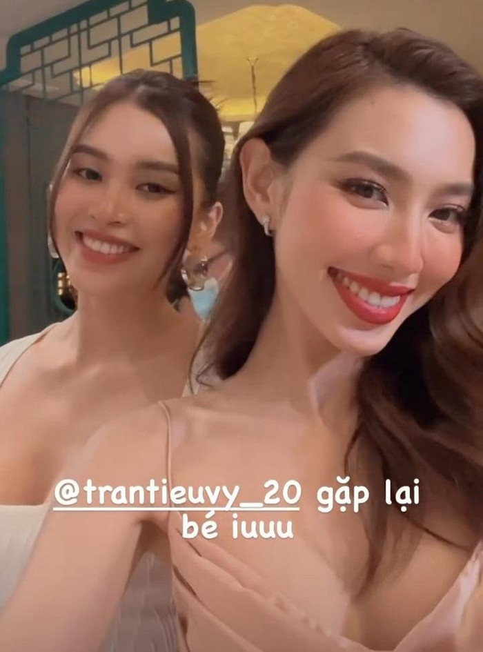 Cả hai cùng nở nụ cười tươi tắn, rạng rỡ, màn 'tranh đấu' nhan sắc này thật khó tìm ra, ai mới là người ở 'chiếu trên'.&nbsp;