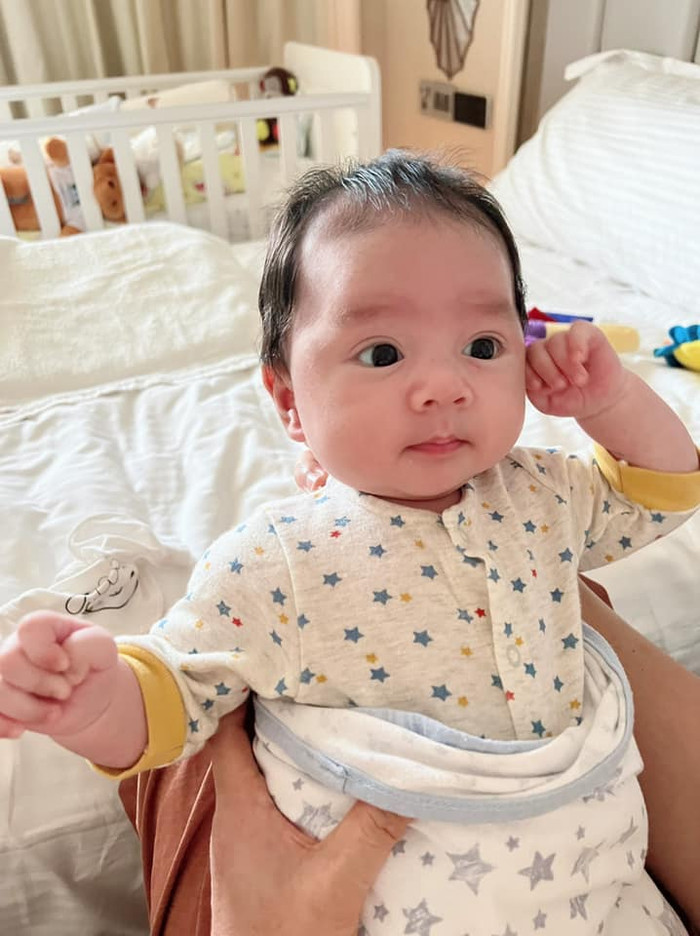 Cậu bé sở hữu đôi mắt to, hai mí rõ ràng, phong độ của ba và làn da trắng ngần của mẹ