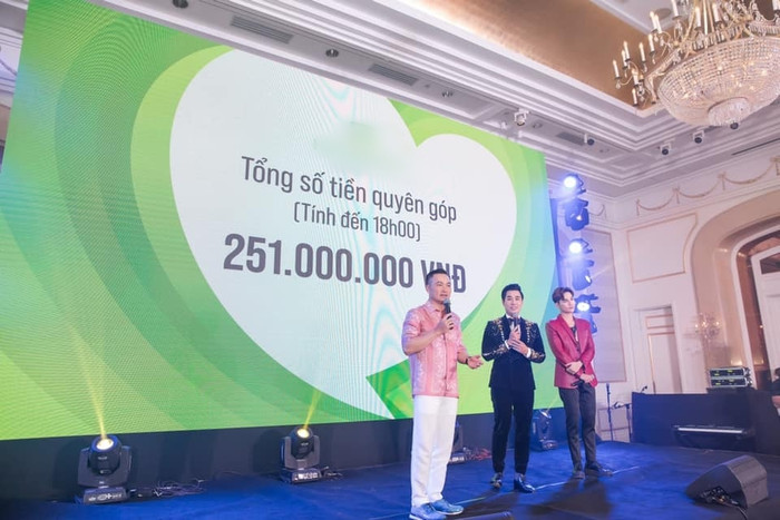 Chi Bảo công bố số tiền quyên góp ngay tại bữa tiệc