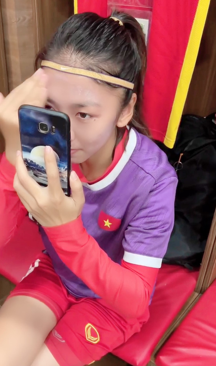 Một trong những công việc quan trọng của Huỳnh Như trước các buổi tập và thi đấu là bôi kem chống nắng.