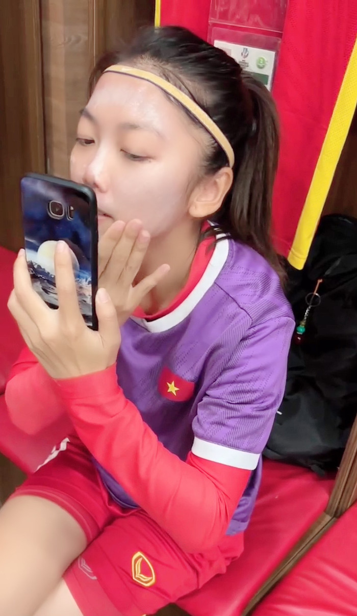 Khoảnh khắc Huỳnh Như bôi kem chống nắng trước giờ thi đấu ở Asian Cup nữ 2022 có thể nói “đốn tim” cộng đồng mạng.