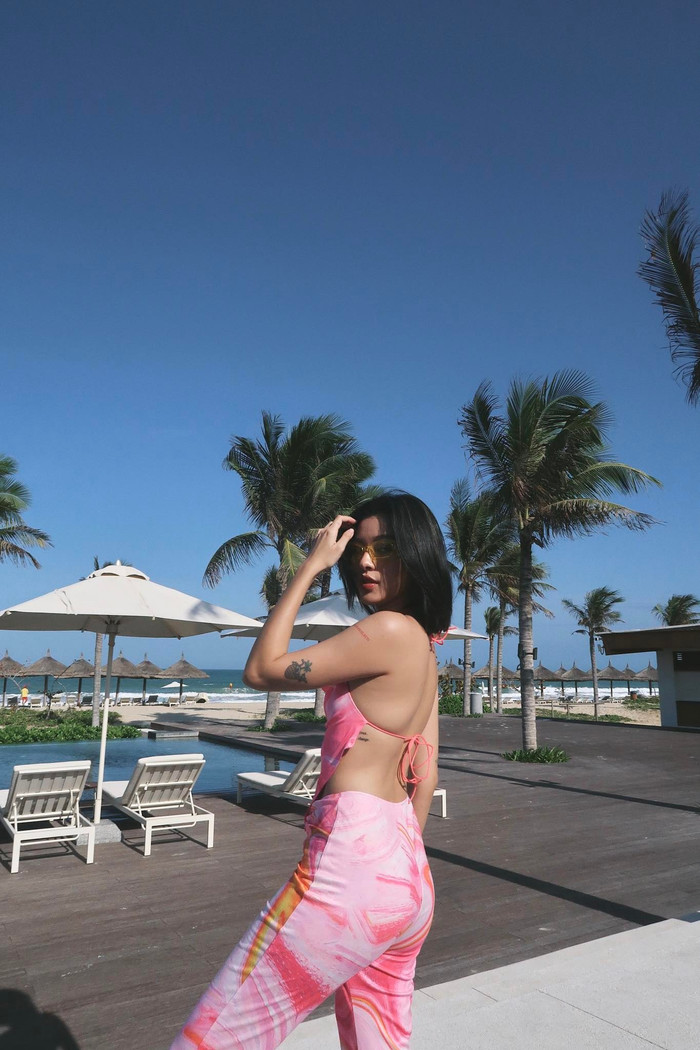 Ngoài ra, 2022 rồi, đồ tắm hoàn toàn có thể tách lẻ để dùng như một mẫu áo croptop thế này, cũng rất đáng để thử nghiệm nhỉ!