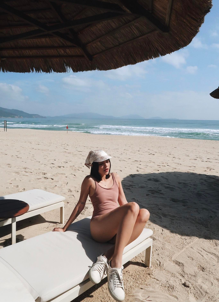 Outfit thứ 2 không thể bỏ qua là mẫu đồ tắm liền mảnh, mang tone màu trung tính - xu hướng 'làm mưa làm gió' từ năm 2020 đến nay và vẫn chưa có dấu hiệu hạ nhiệt. 