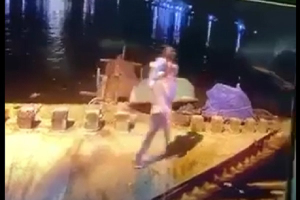 Hình ảnh Viên cõng con gái ra bờ sông được camera ghi lại. 