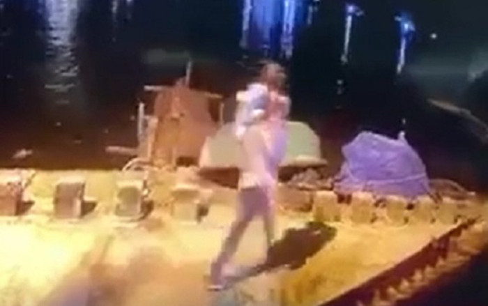 Vụ bé gái 5 tuổi nghi bị bố ném xuống sông: Trên tay vẫn cầm bình sữa và ôm con búp bê cha mua Ảnh 2