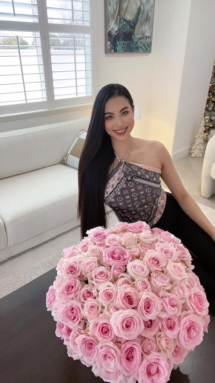 Sau nhiều năm đăng quang, Phạm Hương vẫn được đánh giá là nàng hậu có gương mặt tự nhiên đẹp và hấp dẫn. Những hình ảnh của cô luôn nhận được nhiều lời khen ngợi từ mọi người. 