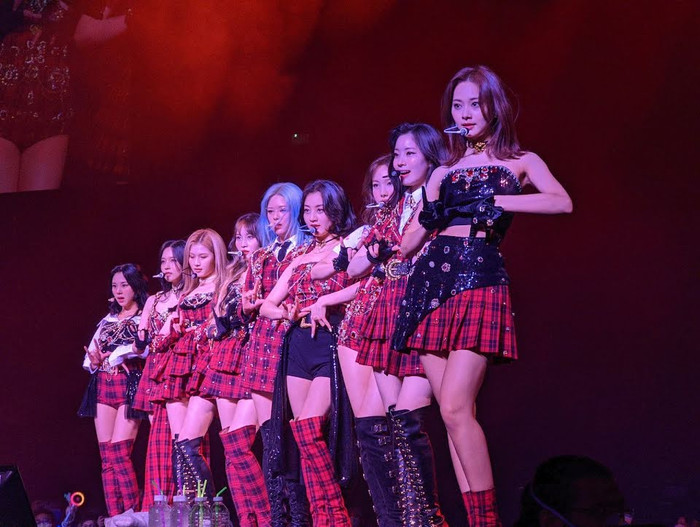 Hình thể đầy mlem của Twice trong sân khấu concert mới nhất tại Mỹ bùng nổ mạng xã hội.
