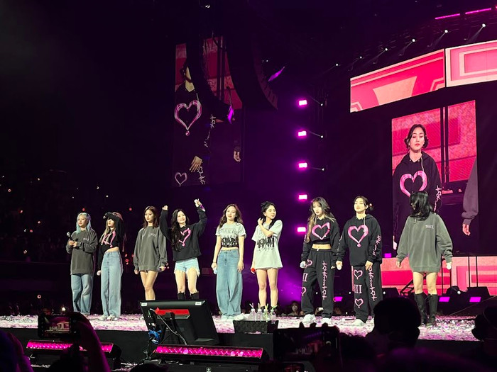 Twice trên sân khấu concert.