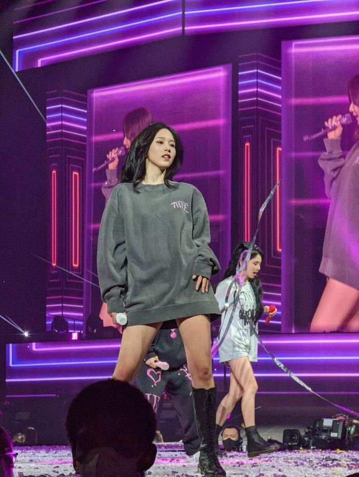 Knet 'khoái khoái' với hình thể đầy mlem của Twice trong sân khấu concert mới nhất tại Mỹ Ảnh 16