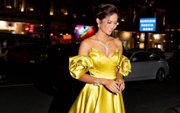 H'Hen Niê từ chối cho fans xin chữ ký lại được đồng tình, tại sao lại như vậy? Ảnh 2