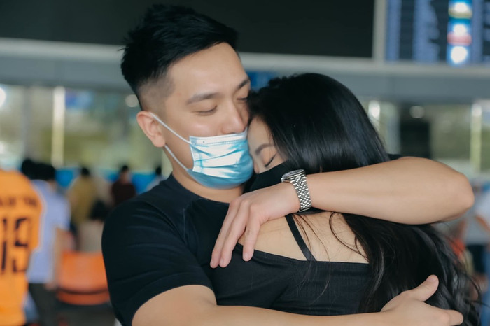 Liêu Hà Trinh ôm chặt bạn trai ngày gặp lại