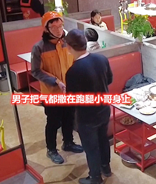 Đang ngồi ăn uống vui vẻ với bạn trai mới gặp lần đầu, cô gái vội bỏ đi khi người này xuất hiện Ảnh 7