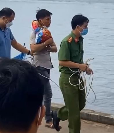 Gương mặt lạnh tanh của Viên lúc thực nghiệm hiện trường ném con gái xuống sông khiến nhiều người ớn lạnh. 