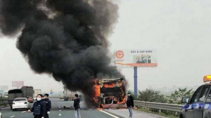 Chiếc xe bất ngờ bốc cháy dữ dội trên cao tốc.