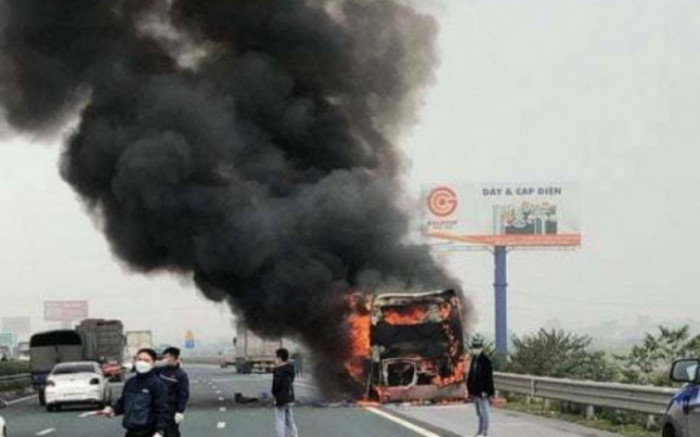 Hà Nội: Xe ô tô bốc cháy trơ khung trên cao tốc Pháp Vân - Cầu Giẽ, nhiều hành khách thoát nạn Ảnh 2