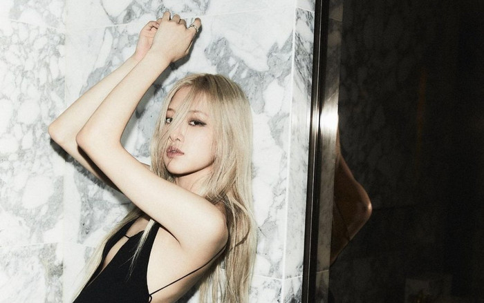 Rosé (Blackpink) khiến fans lo lắng vì vô tình khoe thân hình 'cò hương' báo động trong loạt ảnh mới Ảnh 2